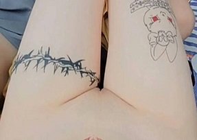 Сестра проникла в комнату, чтобы сосать ее брата, когда он быстро спал