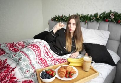 Двое друзей Алекс Джетт и Эмма Стралетто учатся, когда у них возбужденная атака