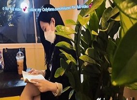 Знакомства с двумя крупными кружками груди, будучи ликующими молодыми мальчиками
